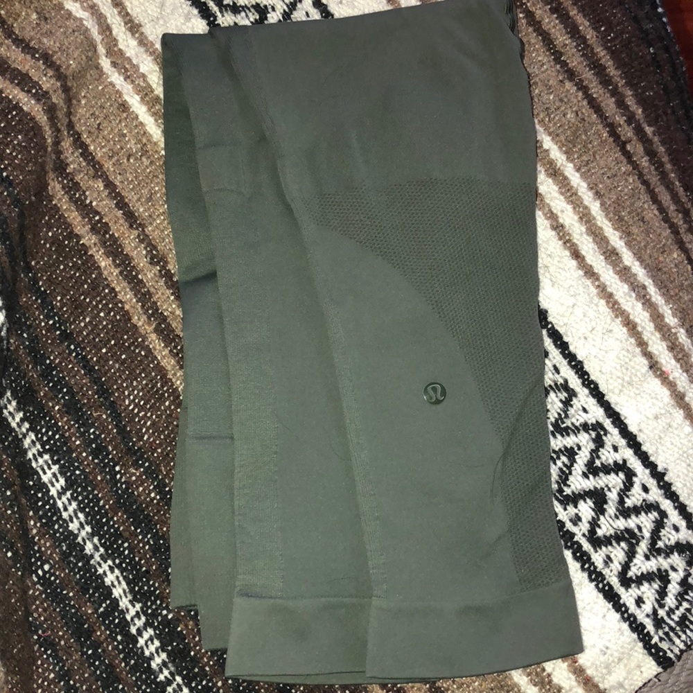 Lululemon Zone in crop size 8